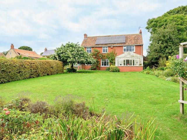6 bedroom detached house for sale