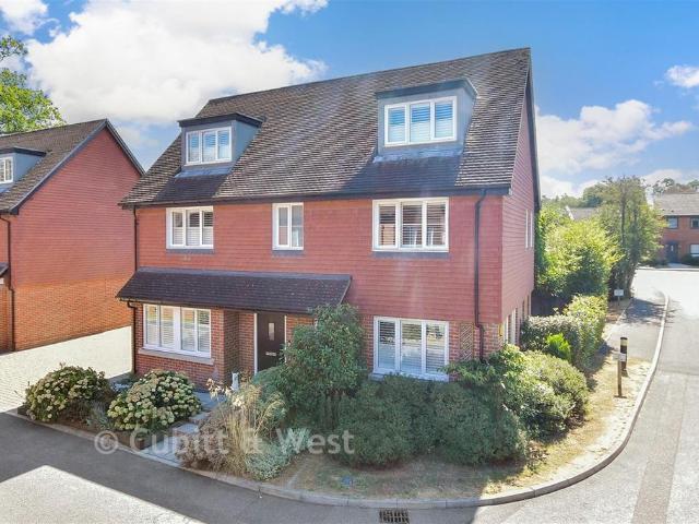 6 bedroom detached house for sale