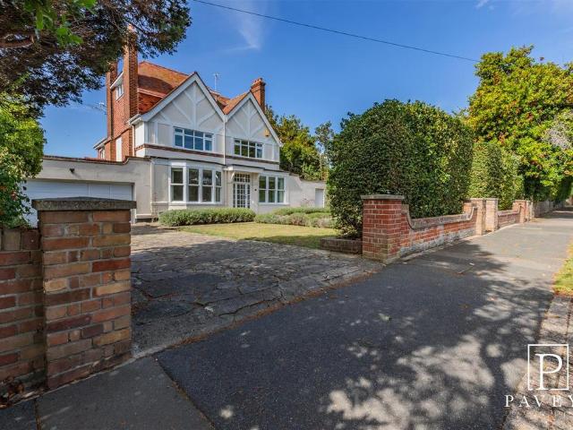 6 bedroom detached house for sale