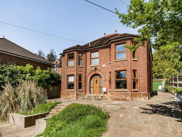 6 bedroom detached house for sale
