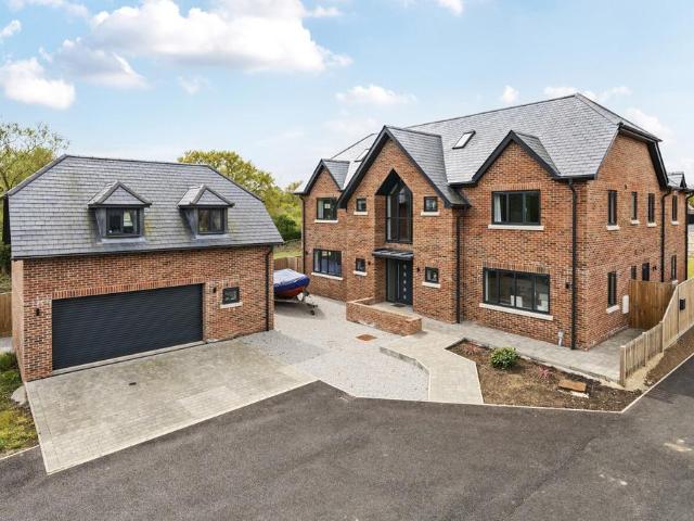 6 bedroom detached house for sale