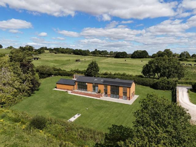 6 bedroom detached house for sale