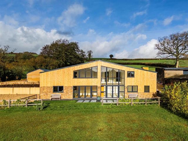 6 bedroom detached house for sale