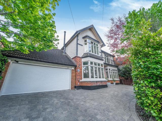 6 bedroom detached house for sale