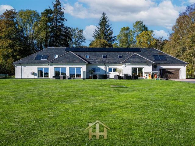 6 bedroom detached house for sale