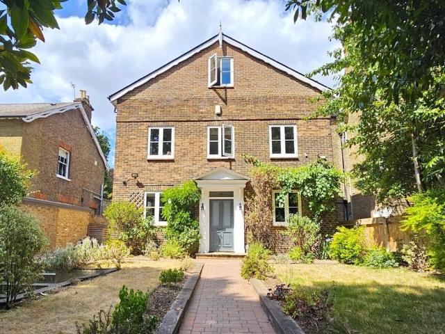 6 bedroom detached house for sale