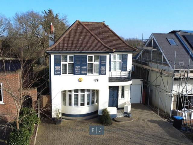 6 bedroom detached house for sale
