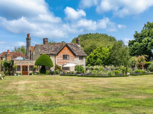 6 bedroom detached house for sale