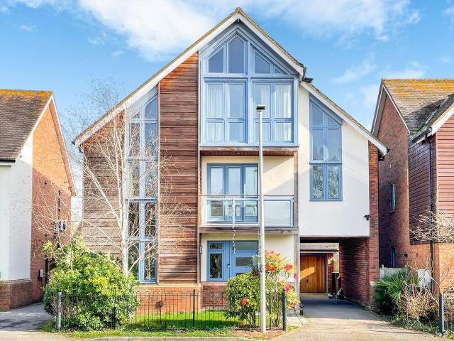 6 bedroom detached house for sale