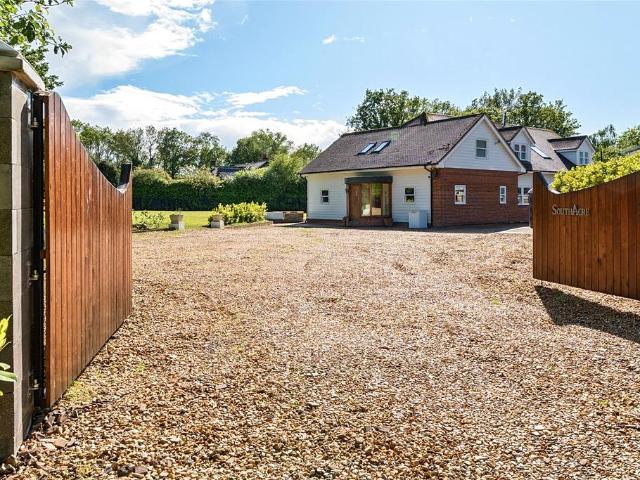 6 bedroom detached house for sale