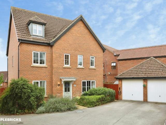 6 bedroom detached house for sale