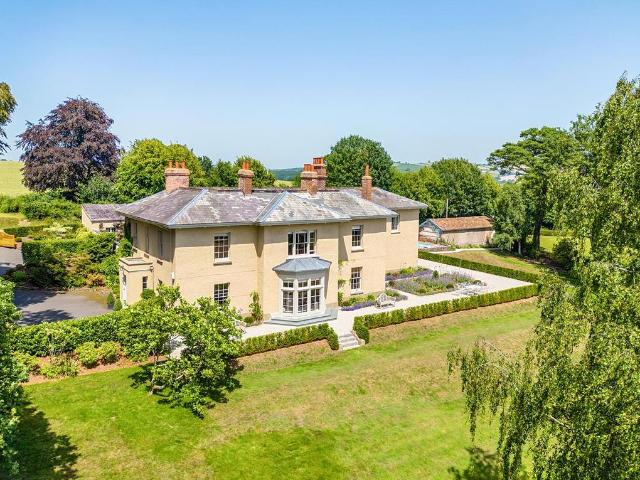 6 bedroom detached house for sale
