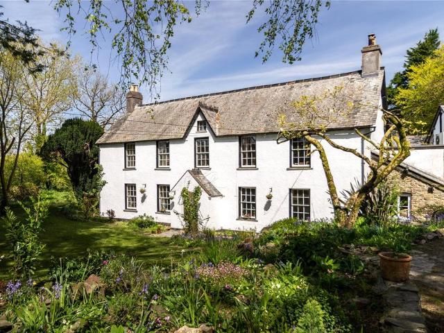 6 bedroom detached house for sale