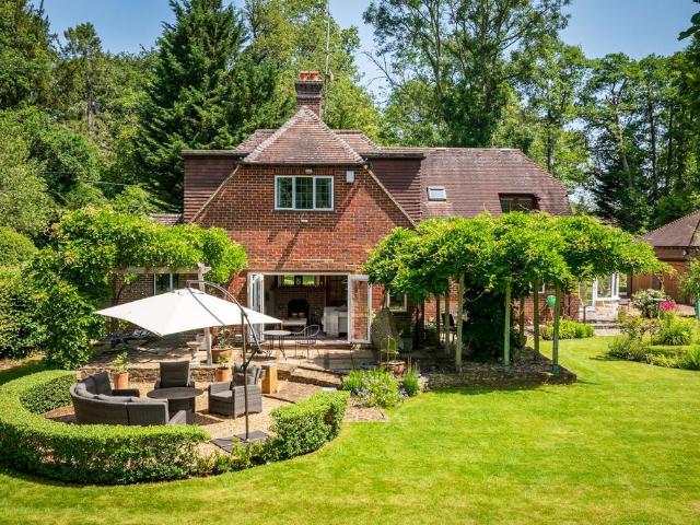 6 bedroom detached house for sale
