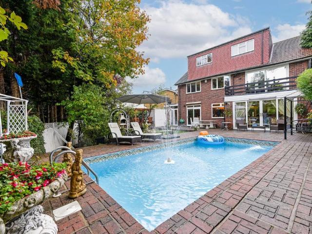 6 bedroom detached house for sale
