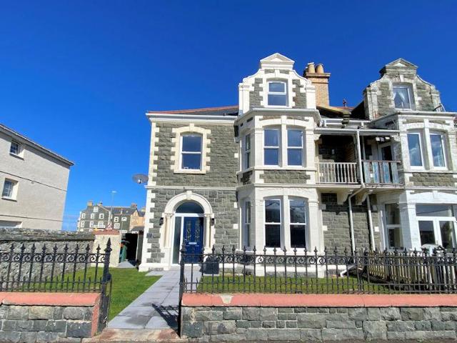 6 bedroom detached house for sale