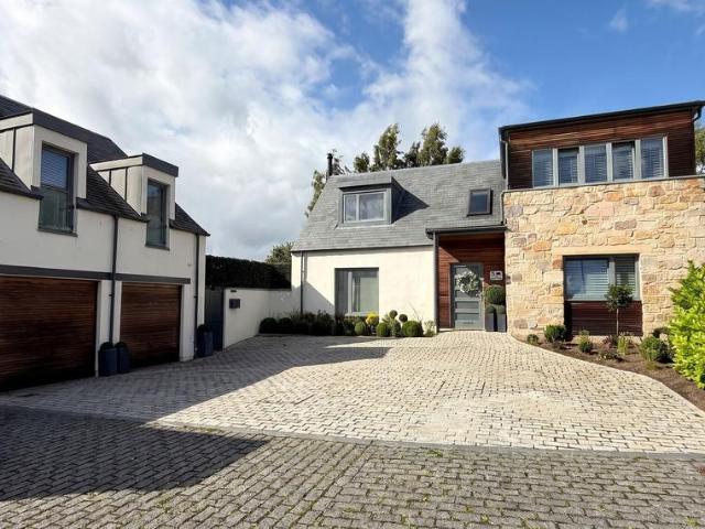 6 bedroom detached house for sale