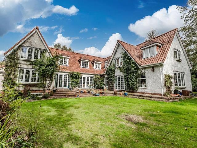 6 bedroom detached house for sale