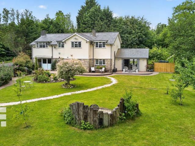 6 bedroom detached house for sale