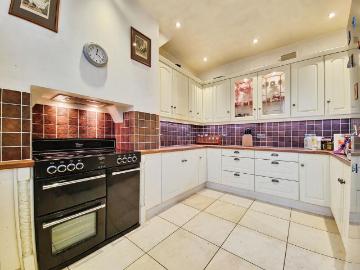 6 bedroom detached house for sale