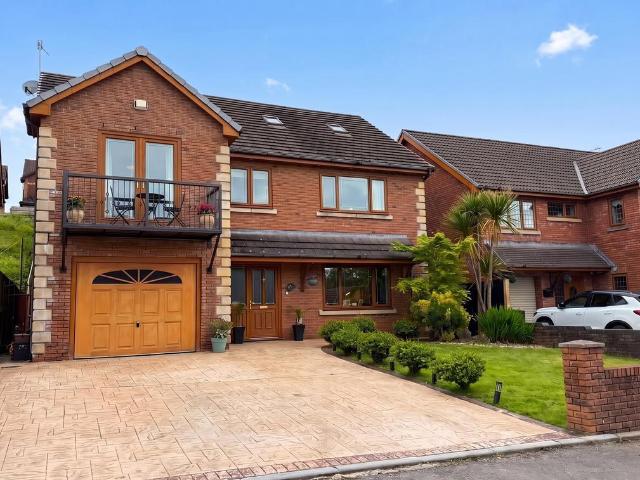 6 bedroom detached house for sale