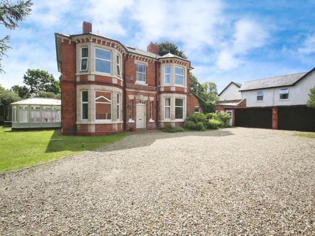 6 bedroom detached house for sale