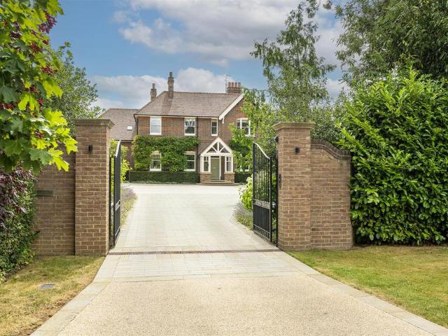 6 bedroom detached house for sale