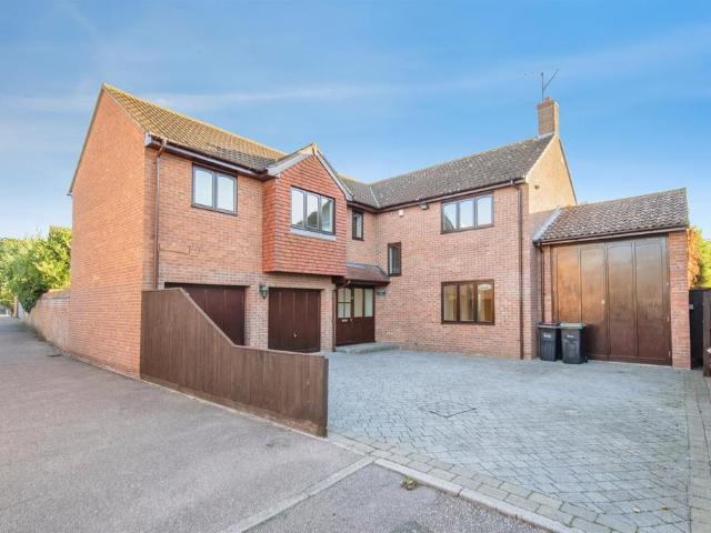 6 bedroom detached house for sale