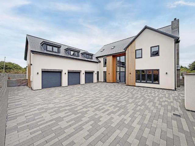 6 bedroom detached house for sale