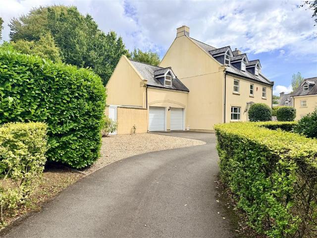 6 bedroom detached house for sale
