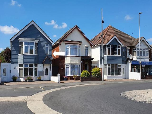 6 bedroom detached house for sale