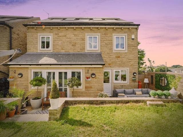 6 bedroom detached house for sale