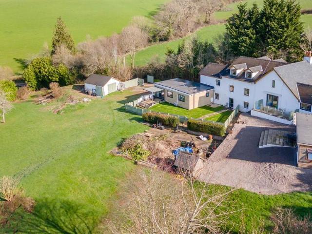 6 bedroom detached house for sale