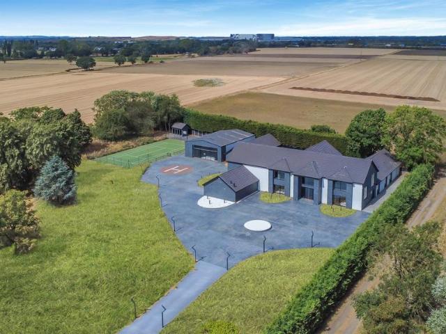 6 bedroom detached house for sale