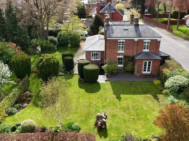 6 bedroom detached house for sale