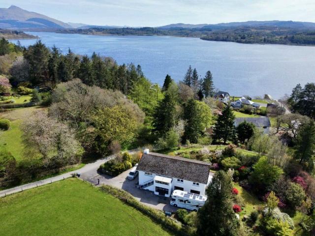 6 bedroom detached house for sale