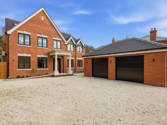 6 bedroom detached house for sale