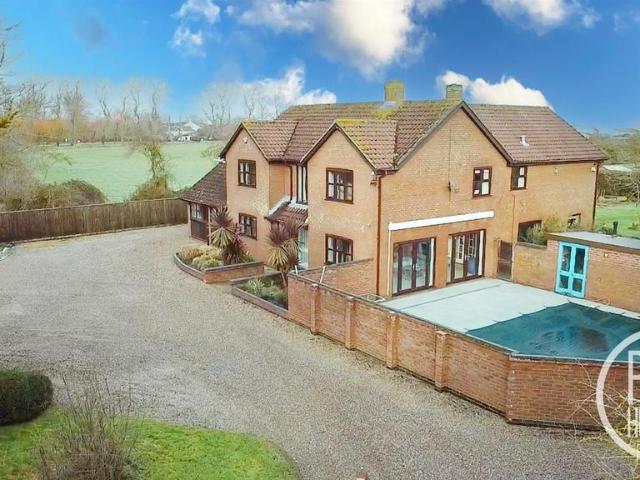 6 bedroom detached house for sale