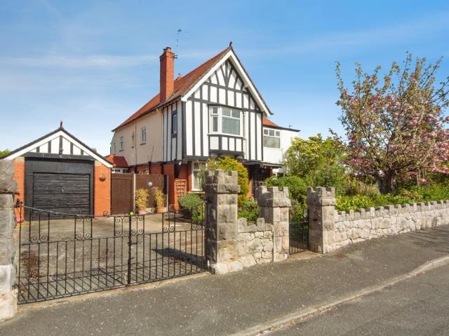 6 bedroom detached house for sale