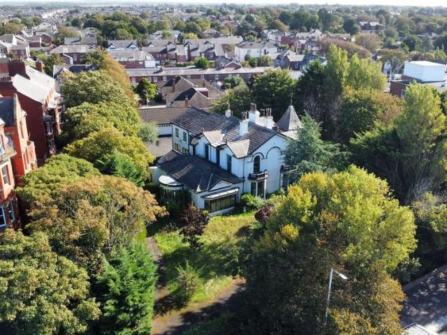 6 bedroom detached house for sale