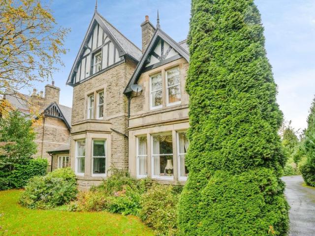 6 bedroom detached house for sale