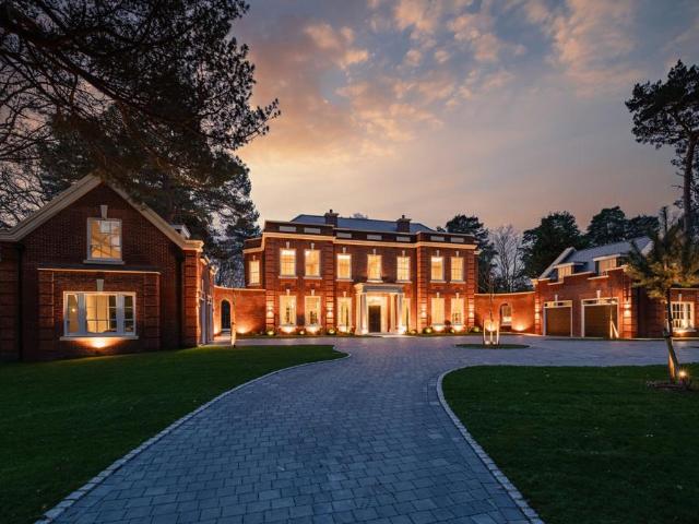 6 bedroom detached house for sale