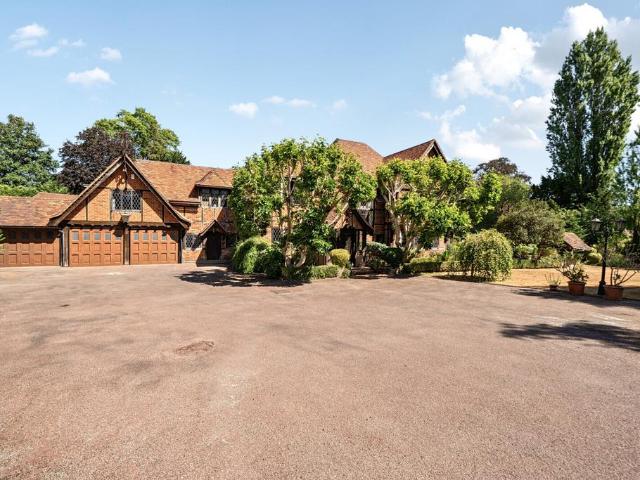 6 bedroom detached house for sale