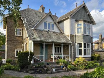 6 bedroom detached house for sale