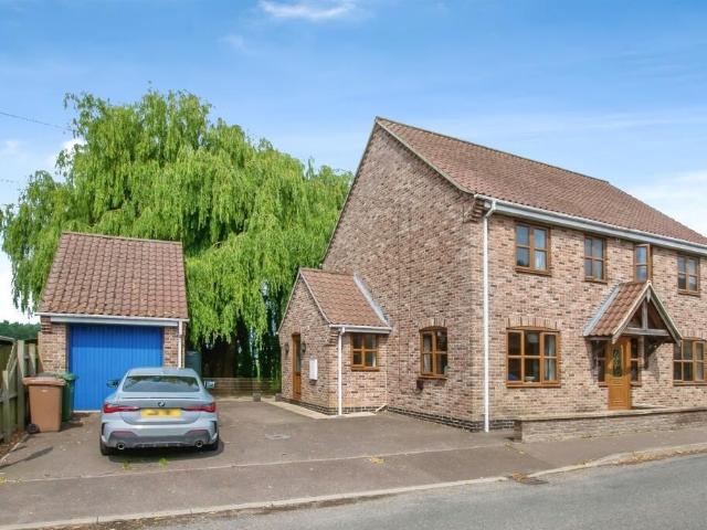 6 bedroom detached house for sale