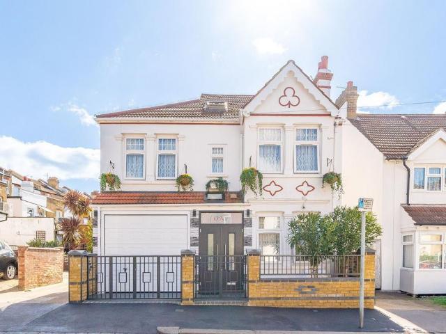 6 bedroom detached house for sale