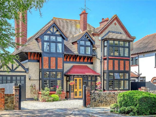 6 bedroom detached house for sale