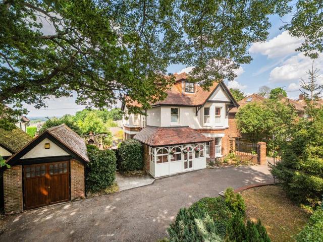6 bedroom detached house for sale