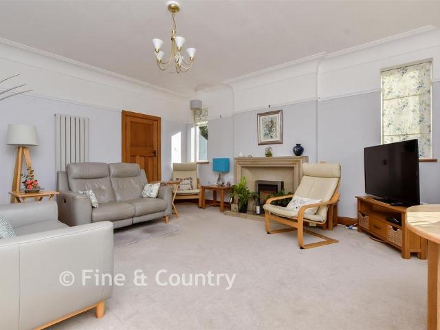 6 bedroom detached house for sale