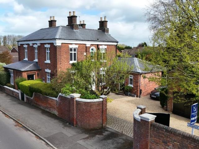 6 bedroom detached house for sale